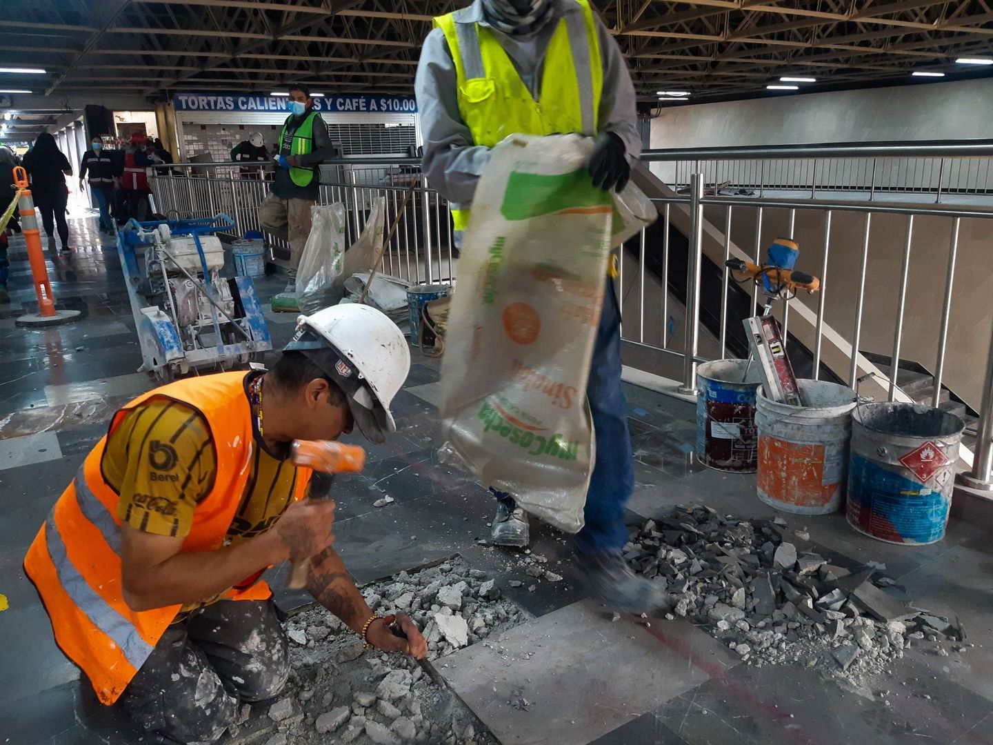 Obras en Línea 2 complican ventas de comerciante ciego